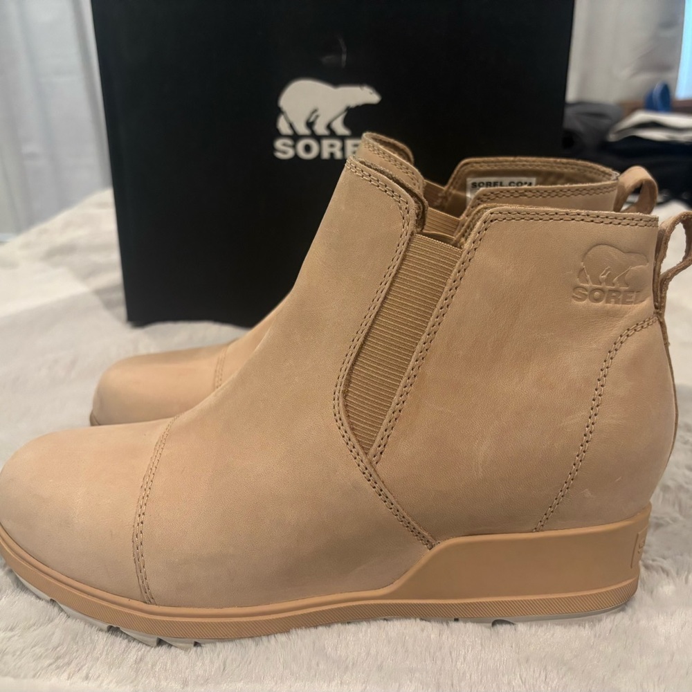 Sorel Tan Ankle Boots with Suede Finish and Chelsea Style